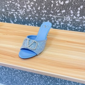 Valentino. Новейшая коллекция обуви Valentino VLogo с застежкамиз