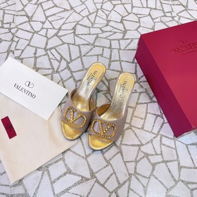 Valentino. Новейшая коллекция обуви Valentino VLogo с застежкамиз