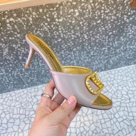Valentino. Новейшая коллекция обуви Valentino VLogo с застежкамиз