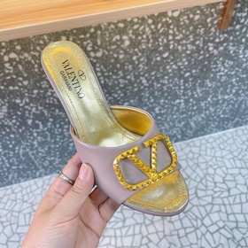 Valentino. Новейшая коллекция обуви Valentino VLogo с застежкамиз