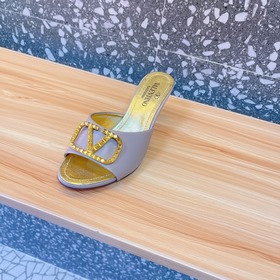 Valentino. Новейшая коллекция обуви Valentino VLogo с застежкамиз