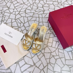 Valentino. Новейшая коллекция обуви Valentino VLogo с застежкамиз