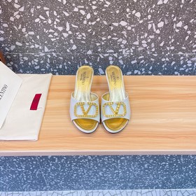 Valentino. Новейшая коллекция обуви Valentino VLogo с застежкамиз