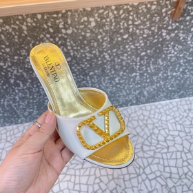 Valentino. Новейшая коллекция обуви Valentino VLogo с застежкамиз
