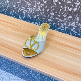 Valentino. Новейшая коллекция обуви Valentino VLogo с застежкамиз