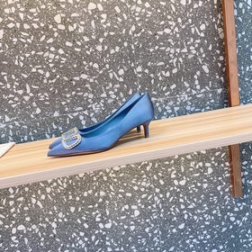 Valentino. Новейшая коллекция обуви Valentino VLogo с застежкамиз