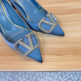 Valentino. Новейшая коллекция обуви Valentino VLogo с застежкамиз