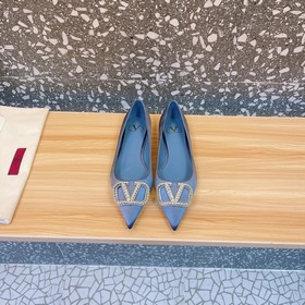 Valentino. Новейшая коллекция обуви Valentino VLogo с застежкамиз