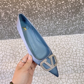 Valentino. Новейшая коллекция обуви Valentino VLogo с застежкамиз