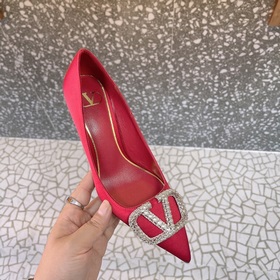 Valentino. Новейшая коллекция обуви Valentino VLogo с застежкамиз