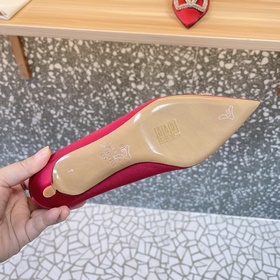 Valentino. Новейшая коллекция обуви Valentino VLogo с застежкамиз