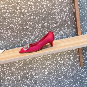 Valentino. Новейшая коллекция обуви Valentino VLogo с застежкамиз