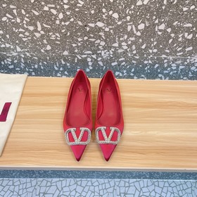 Valentino. Новейшая коллекция обуви Valentino VLogo с застежкамиз