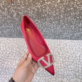 Valentino. Новейшая коллекция обуви Valentino VLogo с застежкамиз