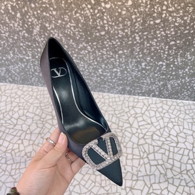 Valentino. Новейшая коллекция обуви Valentino VLogo с застежкамиз
