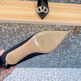 Valentino. Новейшая коллекция обуви Valentino VLogo с застежкамиз