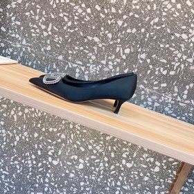 Valentino. Новейшая коллекция обуви Valentino VLogo с застежкамиз