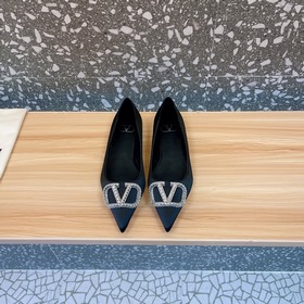 Valentino. Новейшая коллекция обуви Valentino VLogo с застежкамиз