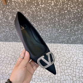 Valentino. Новейшая коллекция обуви Valentino VLogo с застежкамиз