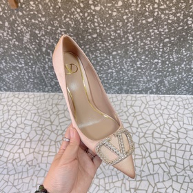 Valentino. Новейшая коллекция обуви Valentino VLogo с застежкамиз
