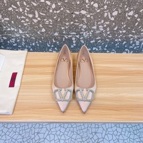 Valentino. Новейшая коллекция обуви Valentino VLogo с застежкамиз