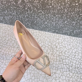 Valentino. Новейшая коллекция обуви Valentino VLogo с застежкамиз