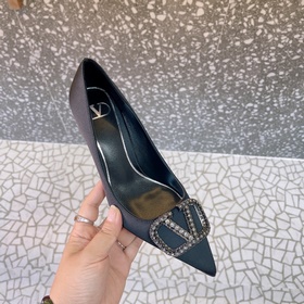 Valentino. Новейшая коллекция обуви Valentino VLogo с застежкамиз