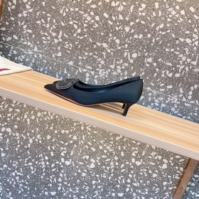 Valentino. Новейшая коллекция обуви Valentino VLogo с застежкамиз