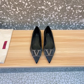 Valentino. Новейшая коллекция обуви Valentino VLogo с застежкамиз