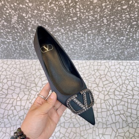 Valentino. Новейшая коллекция обуви Valentino VLogo с застежкамиз