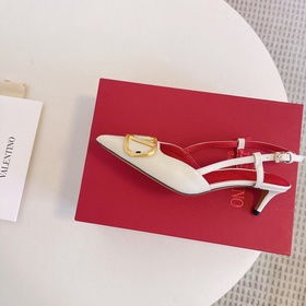 Сандалии Valentino с большой V-образной пряжкой и стразами, новей
