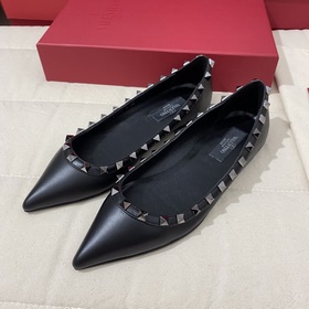 Классические туфли Valentino с заклепками, классическая модель от