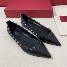 Классические туфли Valentino с заклепками, классическая модель от