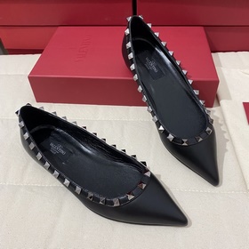 Классические туфли Valentino с заклепками, классическая модель от