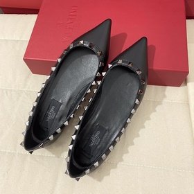 Классические туфли Valentino с заклепками, классическая модель от