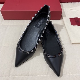 Классические туфли Valentino с заклепками, классическая модель от