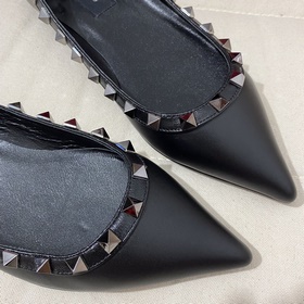 Классические туфли Valentino с заклепками, классическая модель от