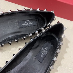 Классические туфли Valentino с заклепками, классическая модель от