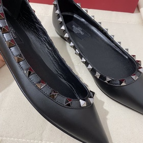 Классические туфли Valentino с заклепками, классическая модель от