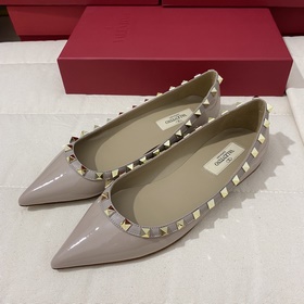 Классические туфли Valentino с заклепками, классическая модель от