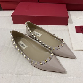 Классические туфли Valentino с заклепками, классическая модель от