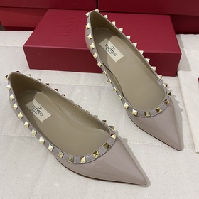 Классические туфли Valentino с заклепками, классическая модель от