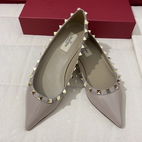 Классические туфли Valentino с заклепками, классическая модель от