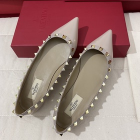 Классические туфли Valentino с заклепками, классическая модель от