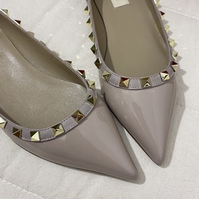 Классические туфли Valentino с заклепками, классическая модель от