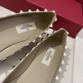 Классические туфли Valentino с заклепками, классическая модель от