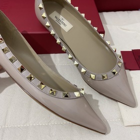 Классические туфли Valentino с заклепками, классическая модель от