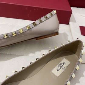 Классические туфли Valentino с заклепками, классическая модель от