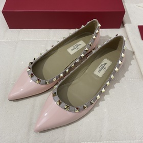 Классические туфли Valentino с заклепками, классическая модель от
