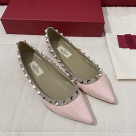 Классические туфли Valentino с заклепками, классическая модель от